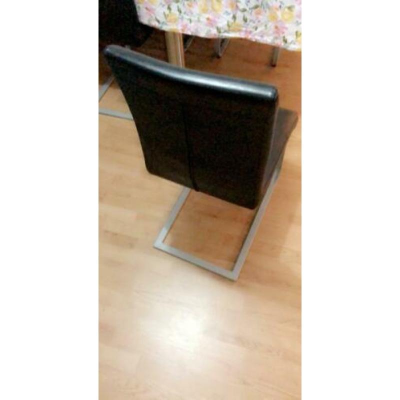 6 zwarte stoelen