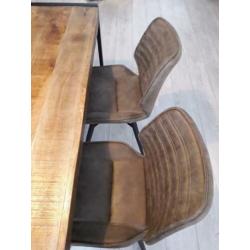 Twee olijfgroene eetstoelen, nieuw