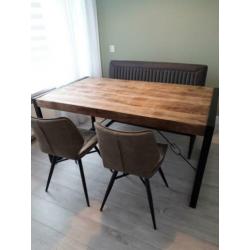 Twee olijfgroene eetstoelen, nieuw