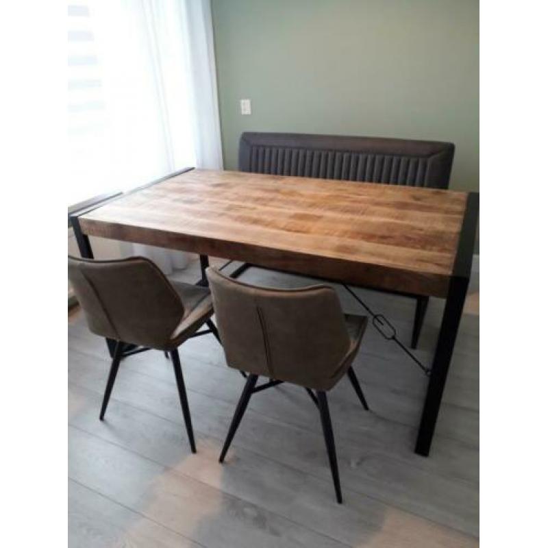 Twee olijfgroene eetstoelen, nieuw