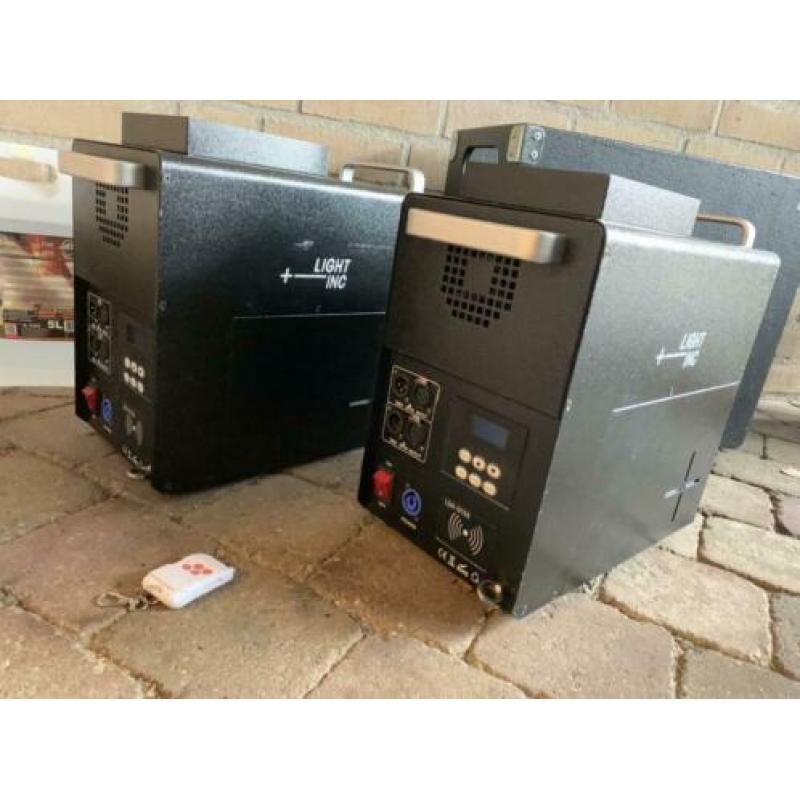 2x Lightinc 1500 RGB Verticale rookmachine (fogger)