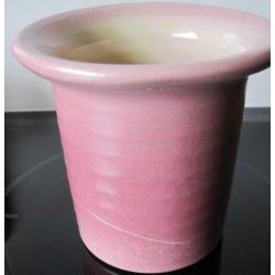roze geribbelde bloempot met rand