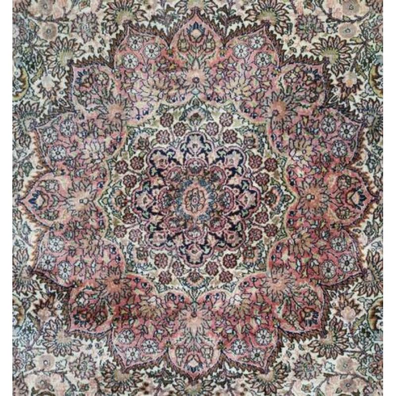 Handgeknoopt zijde Kashmir tapijt light pink floral 185x280