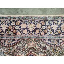 Handgeknoopt zijde Kashmir tapijt light pink floral 185x280