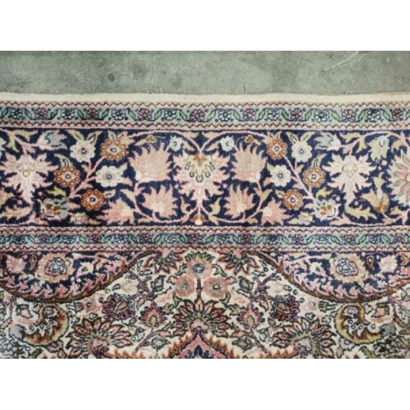 Handgeknoopt zijde Kashmir tapijt light pink floral 185x280