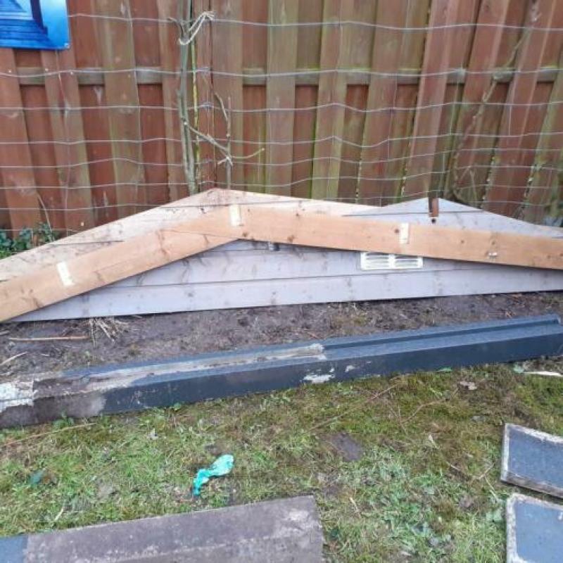 Gratis af te halen :hout beton Tuinhuis van Gering