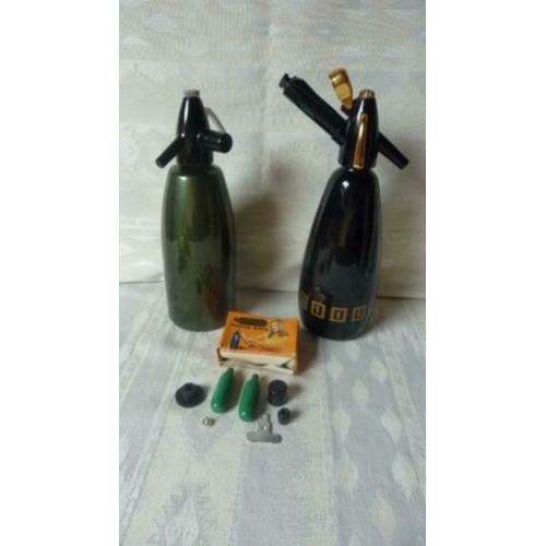 2 Sifons compleet met reserve CO. 2 Capsules en doos.