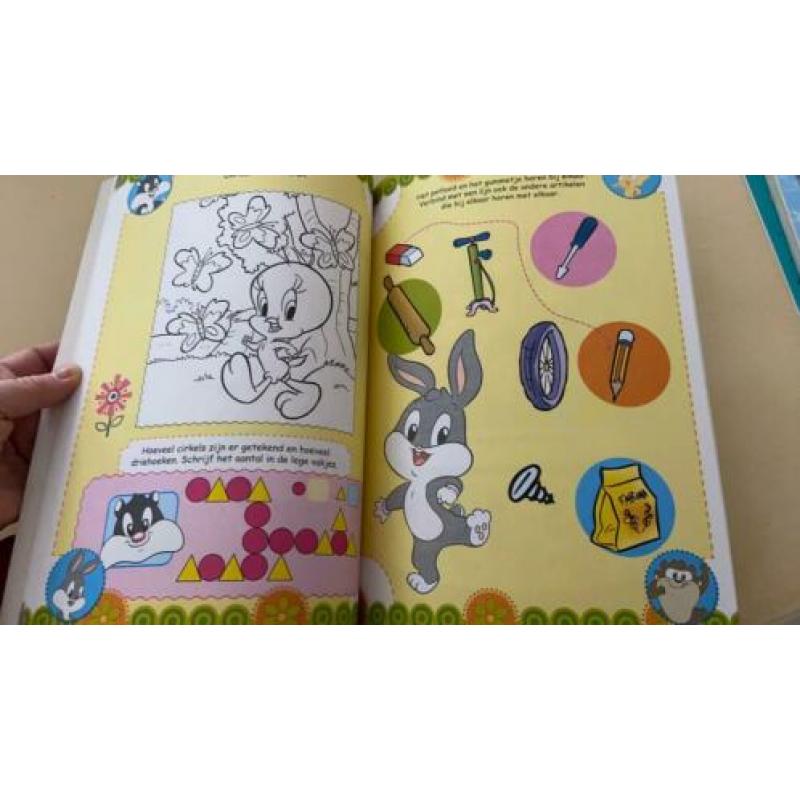 Kleur en spelletjes boek - baby Looney Tunes - met stickers