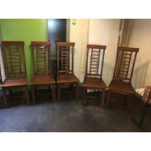 6 mooie massief teak houten stoelen € 20,- pst.