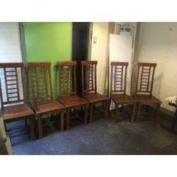 6 mooie massief teak houten stoelen € 20,- pst.