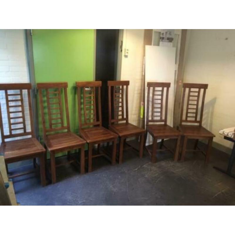 6 mooie massief teak houten stoelen € 20,- pst.