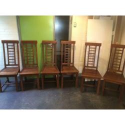 6 mooie massief teak houten stoelen € 20,- pst.