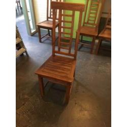 6 mooie massief teak houten stoelen € 20,- pst.
