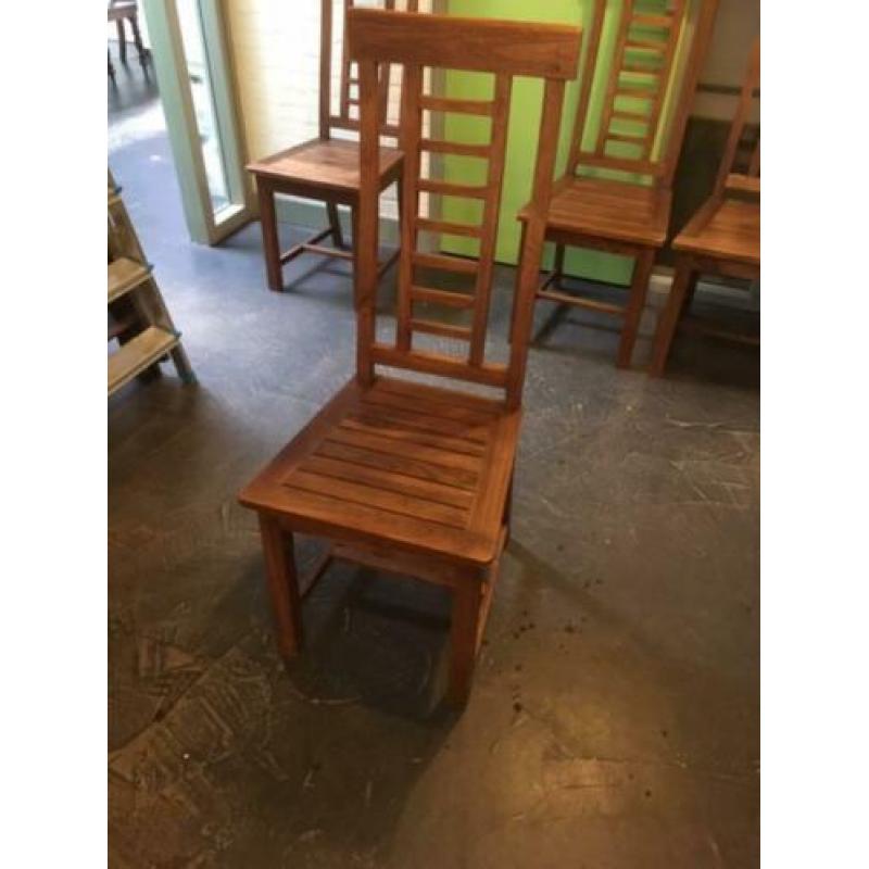 6 mooie massief teak houten stoelen € 20,- pst.