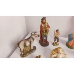 Kerststal beeldjes en andere antieke beeldjes E