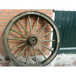Twee oude wagenwielen van hout ter decoratie
