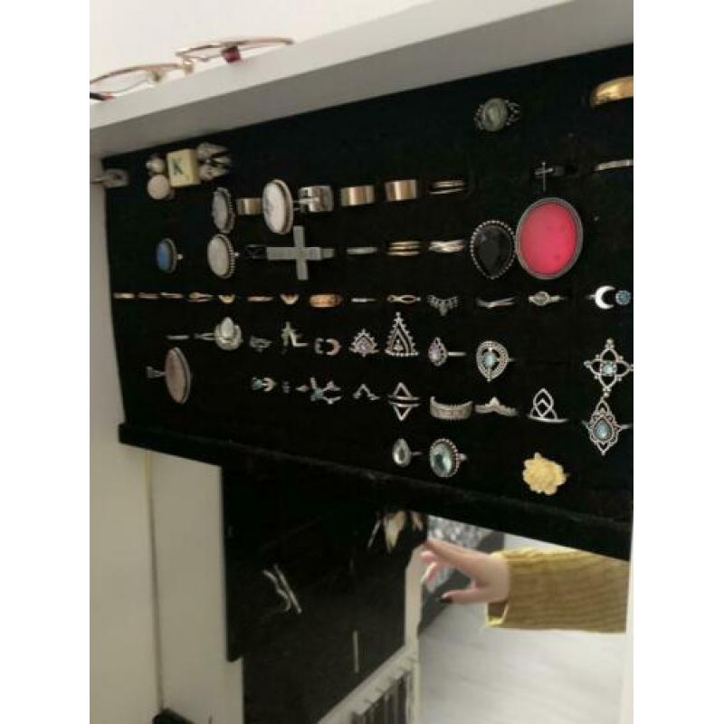 Spiegelkast met ruimte voor sieraden op te bergen