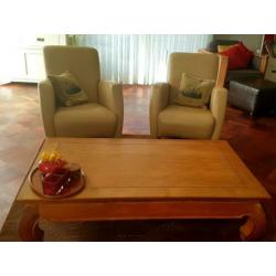 2 mooie licht beige leren fauteuills in perfecte staat