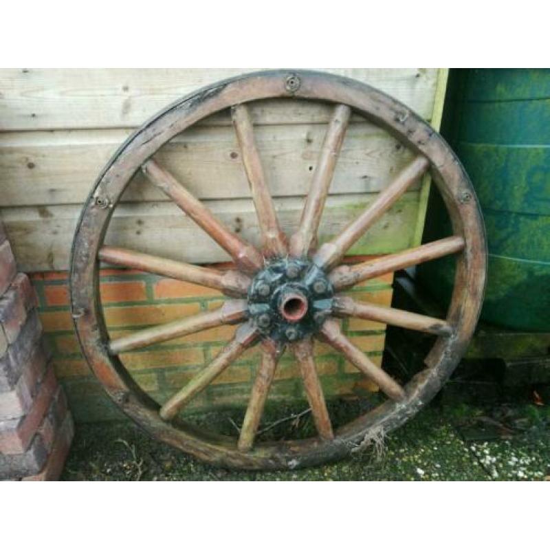 Twee oude wagenwielen van hout ter decoratie