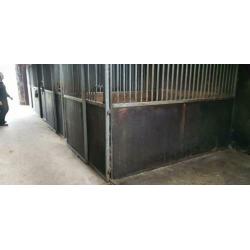 8 paardenboxen hardhout (2,60 x 2,50 meter) GEDEMONTEERD