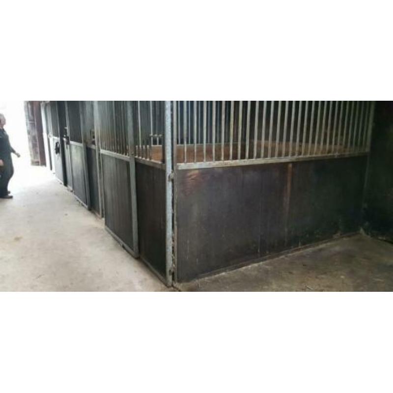 8 paardenboxen hardhout (2,60 x 2,50 meter) GEDEMONTEERD