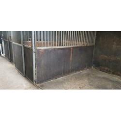 8 paardenboxen hardhout (2,60 x 2,50 meter) GEDEMONTEERD