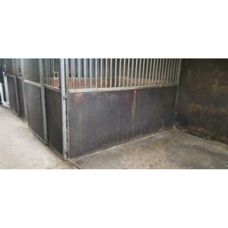 8 paardenboxen hardhout (2,60 x 2,50 meter) GEDEMONTEERD