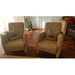 2 mooie licht beige leren fauteuills in perfecte staat