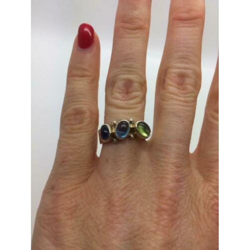 H430 Prachtige zilveren ring met gekleurde stenen maat 17