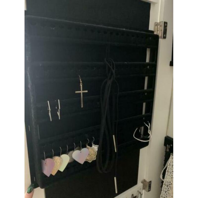 Spiegelkast met ruimte voor sieraden op te bergen