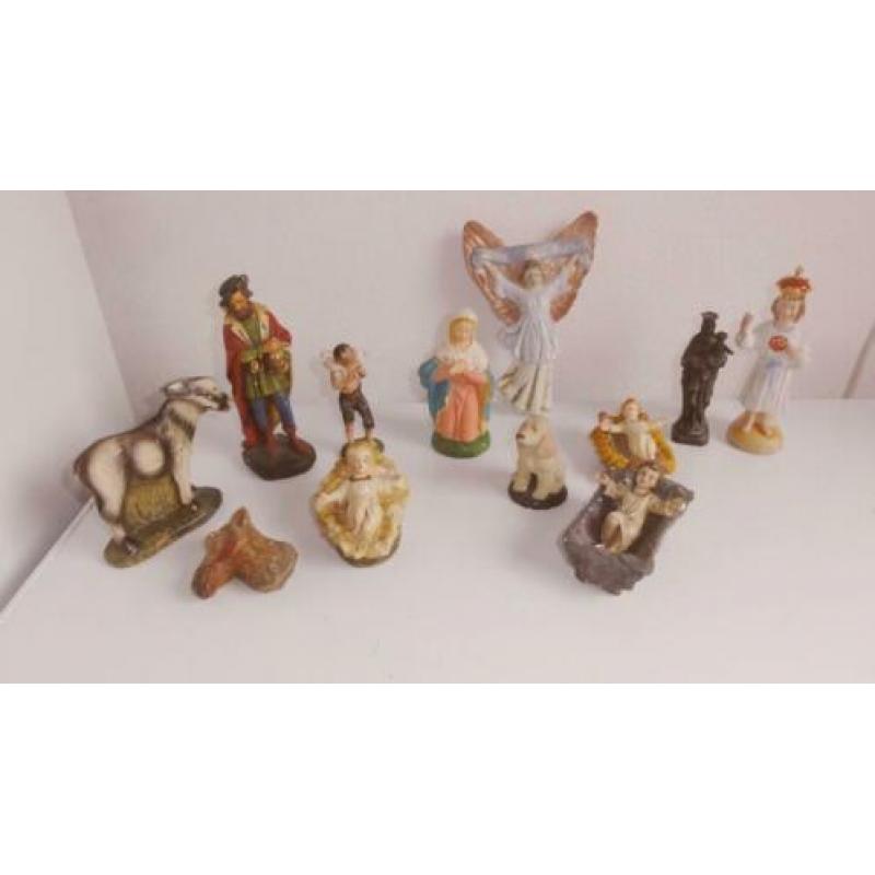 Kerststal beeldjes en andere antieke beeldjes E