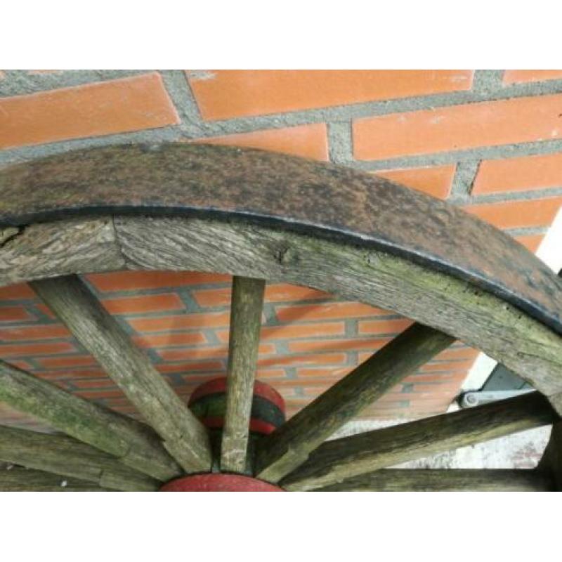 Twee oude wagenwielen van hout ter decoratie
