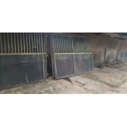 8 paardenboxen hardhout (2,60 x 2,50 meter) GEDEMONTEERD