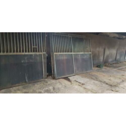 8 paardenboxen hardhout (2,60 x 2,50 meter) GEDEMONTEERD