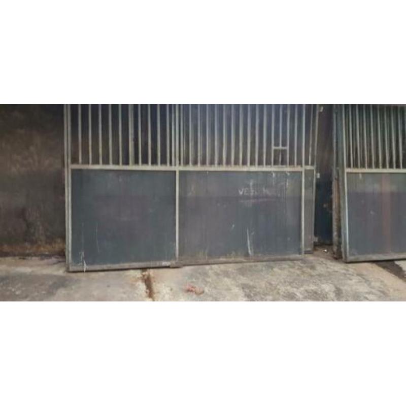 8 paardenboxen hardhout (2,60 x 2,50 meter) GEDEMONTEERD