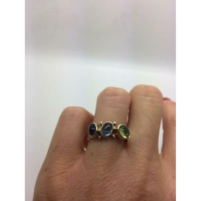H430 Prachtige zilveren ring met gekleurde stenen maat 17