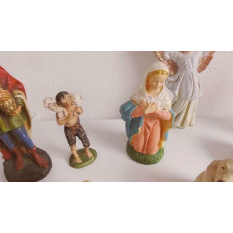 Kerststal beeldjes en andere antieke beeldjes E