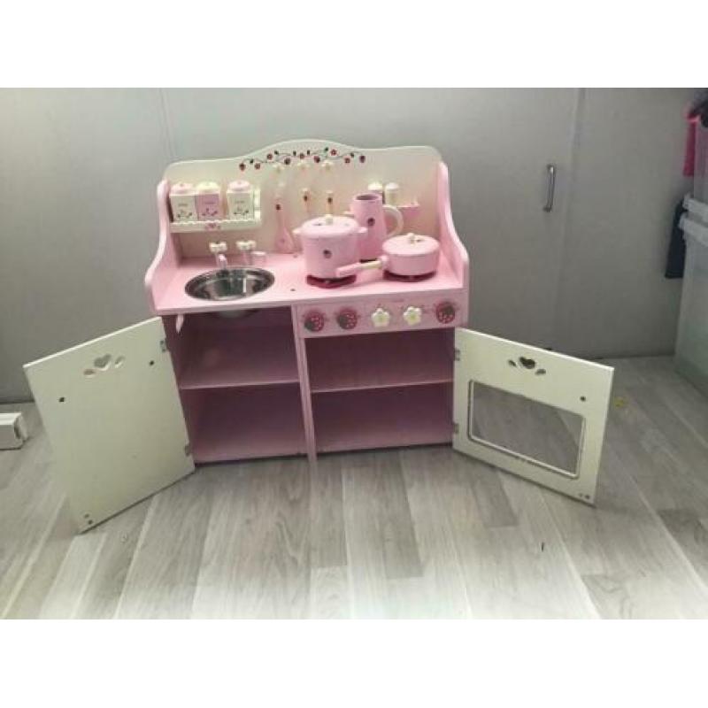Houten roze keukentje met veel accessoires