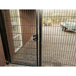 Te koop fraai metalen hekwerk inclusief poort