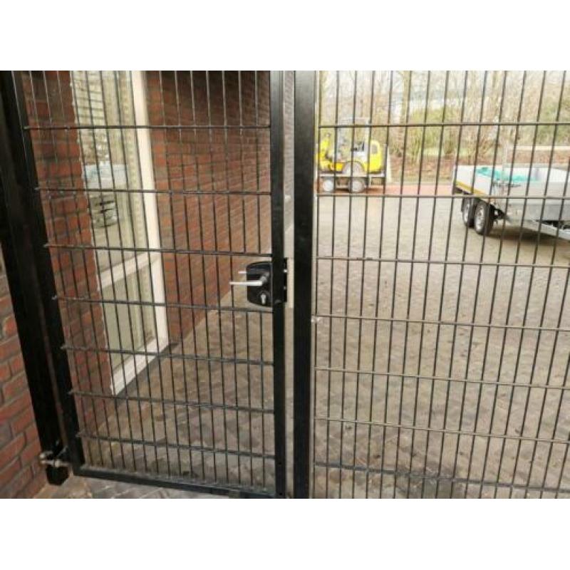 Te koop fraai metalen hekwerk inclusief poort