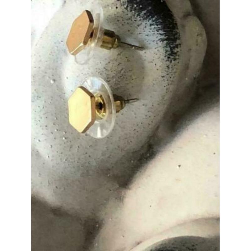 Goudkleurige oorknoppen