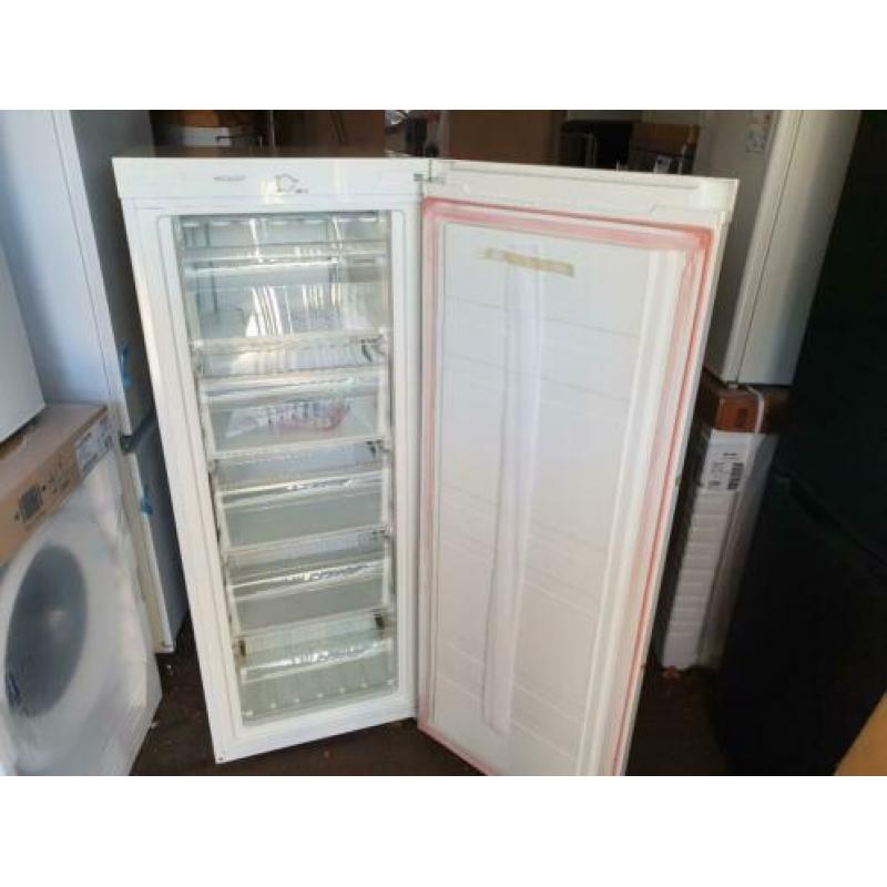 Nieuwe 5 laden vrieskasten 142 x 55 cm 157 liter energie A+