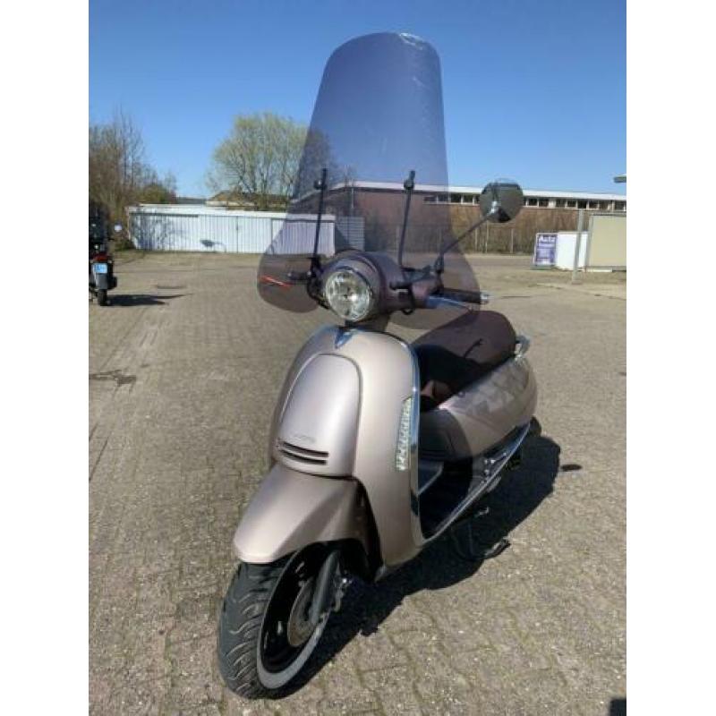 Scooter te koop van het merk nimoto.