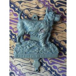 Antieke Engelse koperen deurklopper met een terriër 15,8 cm.