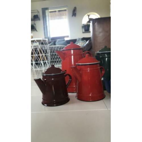 Emaille koffiekannen en theepotjes rood, bruin, groen, blauw