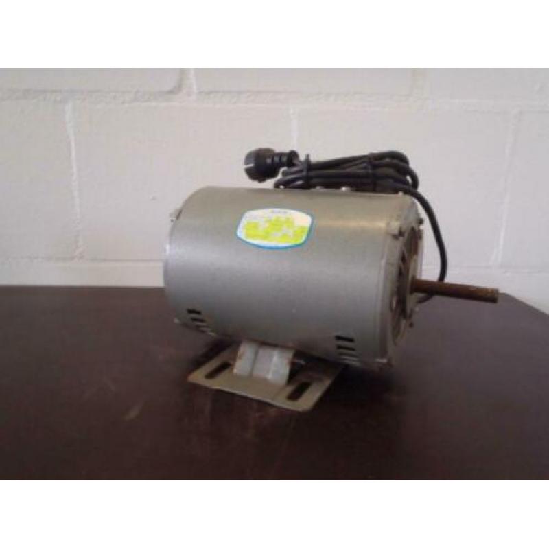 00998 Lichtnet elektromotor 0.74 KW 2800 toeren 220 volt
