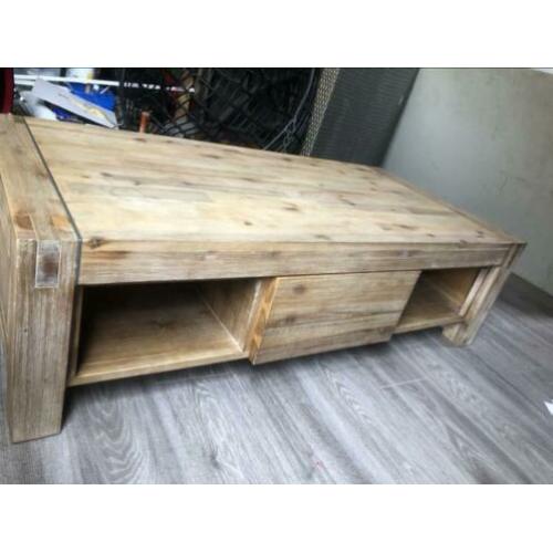 Mooie en nette houten salontafel te koop