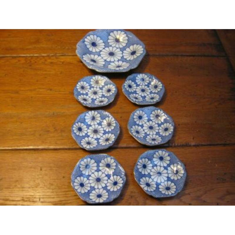Mooi gedecoreerd petit four setje, gemerkt.