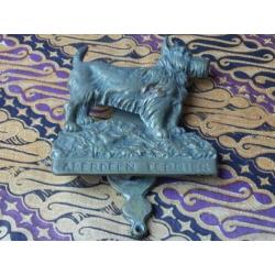 Antieke Engelse koperen deurklopper met een terriër 15,8 cm.