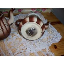 Theepotjes, emaille, bruin creme